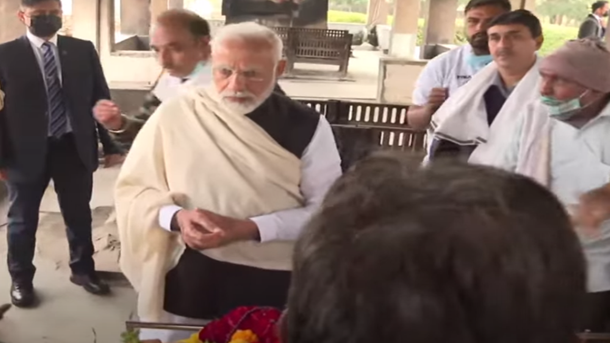 PM Modi performs last rites of his mother