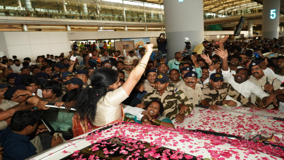 Kavitha Lands in Hyderabad After Bail