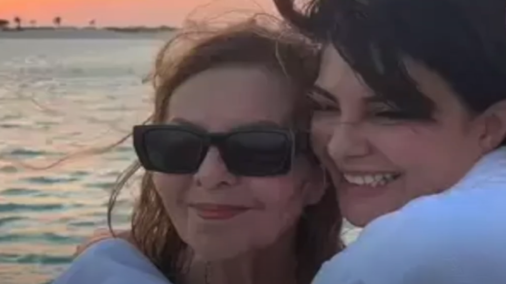 Jacqueline Fernandez Mother Kim Fernandez